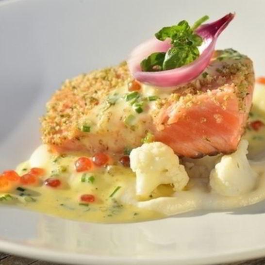 Рецепт стейка из семги на овощах