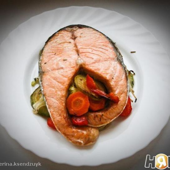 Рецепт стейка из семги на овощной подушке