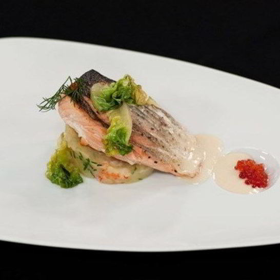 Рецепт стейка из семги на печеном картофеле с икорным соусом