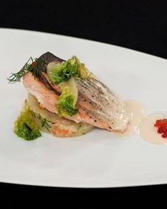 Стейк из семги на печеном картофеле с икорным соусом