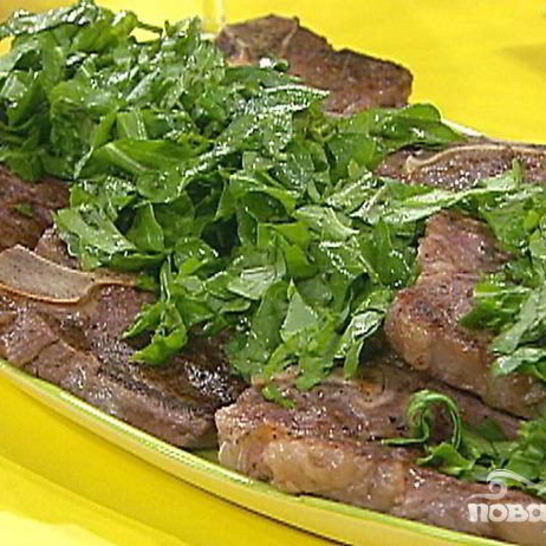 Рецепт стейка на ребре с сыром, оливками и травами