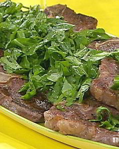 Стейк на ребре с сыром, оливками и травами