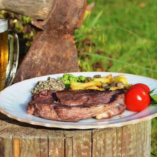 Рецепт стейка с базиликом и оливковым тапенадом