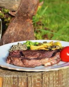 Стейк с базиликом и оливковым тапенадом