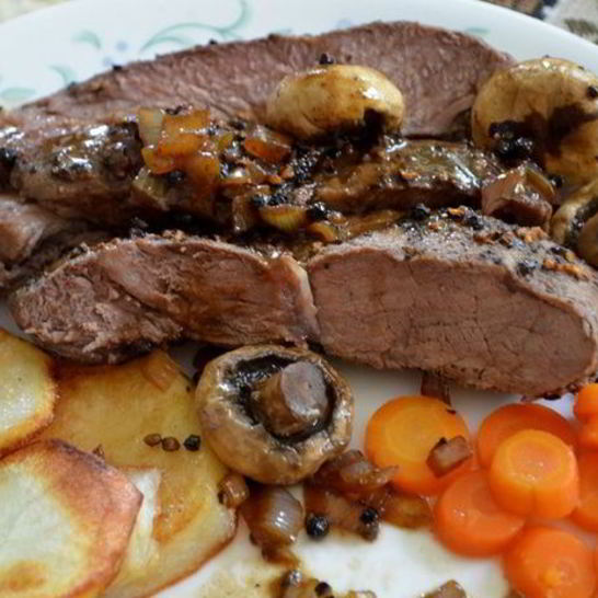 Рецепт стейка с черным перцем, коньяком и грибами