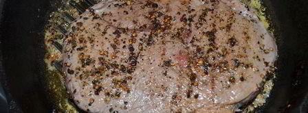 стейк с черным перцем, коньяком и грибами. Шаг 2