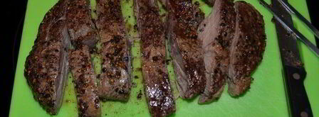 стейк с черным перцем, коньяком и грибами. Шаг 4