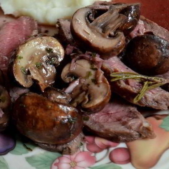 Рецепт стейка с грибами и красным винным соусом