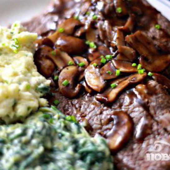 Рецепт стейка с грибным соусом и сливочным шпинатом