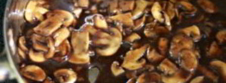 стейк с грибным соусом и сливочным шпинатом. Шаг 10