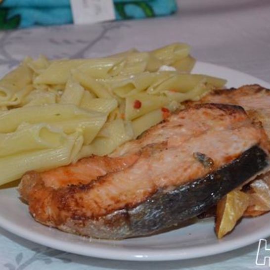 Рецепт стейка семги в чесночном соусе