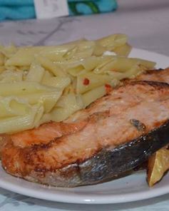 Стейк семги в чесночном соусе