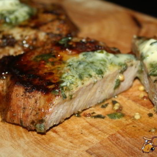 Рецепт стейков из говядины с тархуновым сливочным маслом на мангале на дощечке