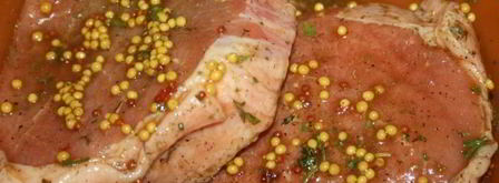 стейки из говядины с тархуновым сливочным маслом на мангале на дощечке. Шаг 3