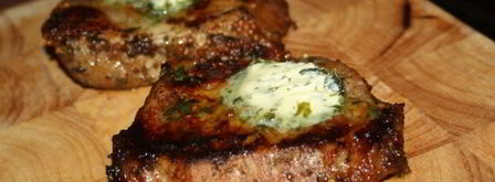 стейки из говядины с тархуновым сливочным маслом на мангале на дощечке. Шаг 9