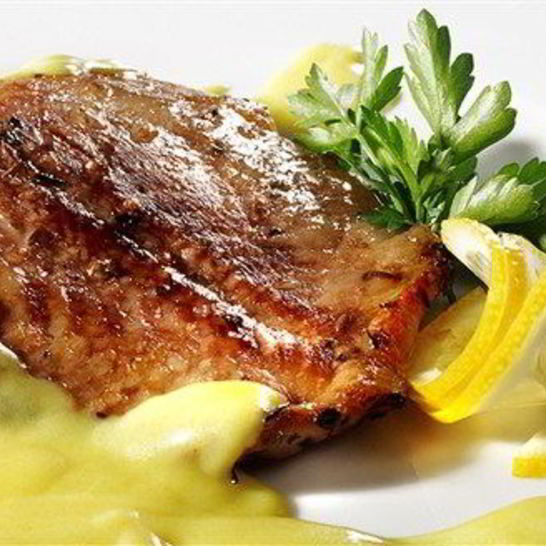 Рецепт стейков из лосося на гриле с травяным соусом из мяты и базилика