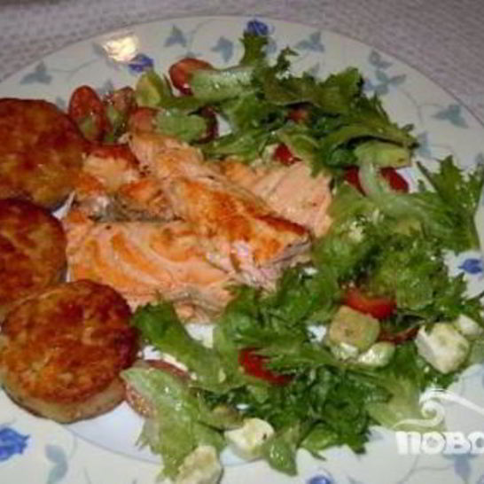 Рецепт стейков из семги, маринованные в дижонской горчице с зеленым салатом