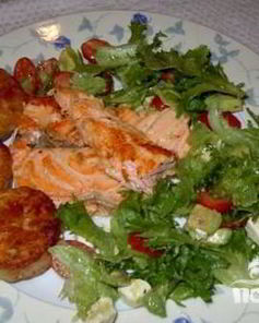 Стейки из семги, маринованные в дижонской горчице с зеленым салатом