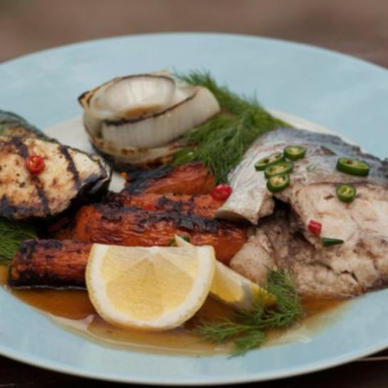 Рецепт стейков из толстолобика с печеной морковью и овощами гриль