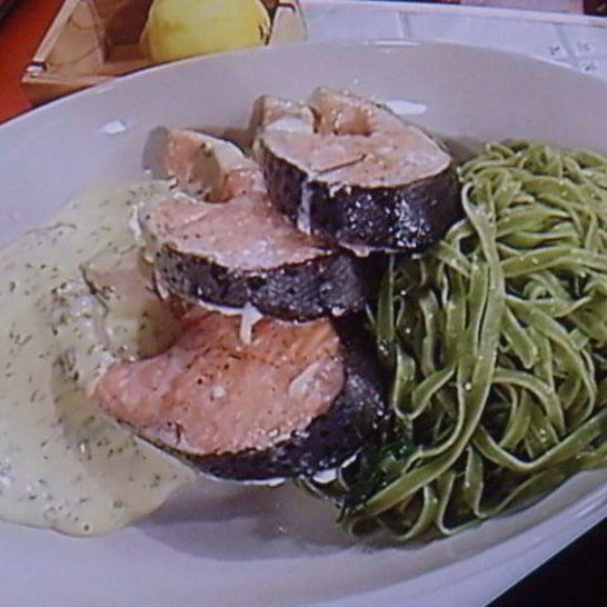 Рецепт стейков лосося на зеленых тальятелле под щавелевым соусом