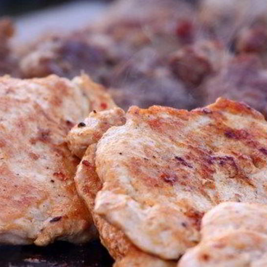 Рецепт стейков на гриле под голубым сырным соусом