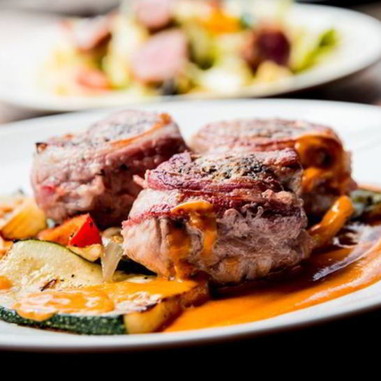 Рецепт свиных стейков в бархатном соусе