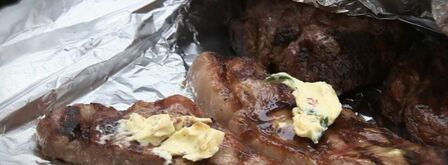 три вида стейков и томатный салат. Шаг 2