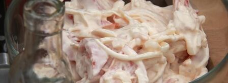 три вида стейков и томатный салат. Шаг 3