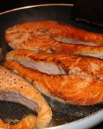 Жареные стейки из лосося