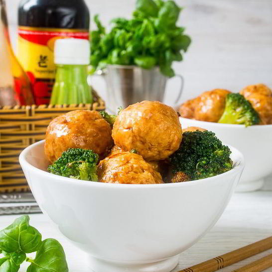 Рецепт куриных тефтелей с брокколи в китайском стиле