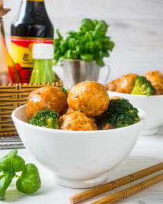 Куриные тефтели с брокколи в китайском стиле
