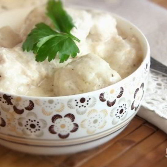 Рецепт куриных тефтелей в молочном соусе