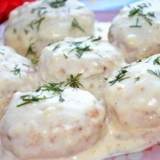 Рецепт нежных мясных тефтелей в белом соусе