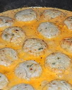 Тефтели куриные в сметанном соусе