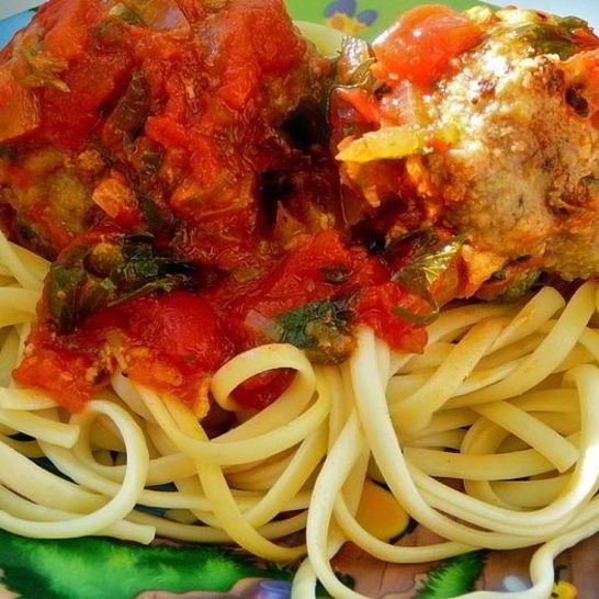 Рецепт тефтелей с сыром и шпинатом, в томатном соусе