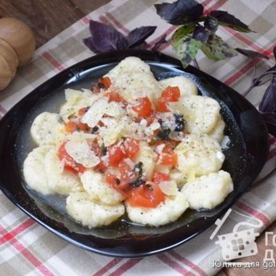 Рецепт творожных ньокков с соусом из помидоров и базилика