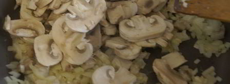 ленивые картофельные вареники с соусом из шампиньонов. Шаг 5