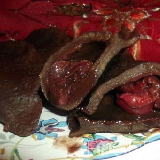 Рецепт шоколадных вареников с вишней