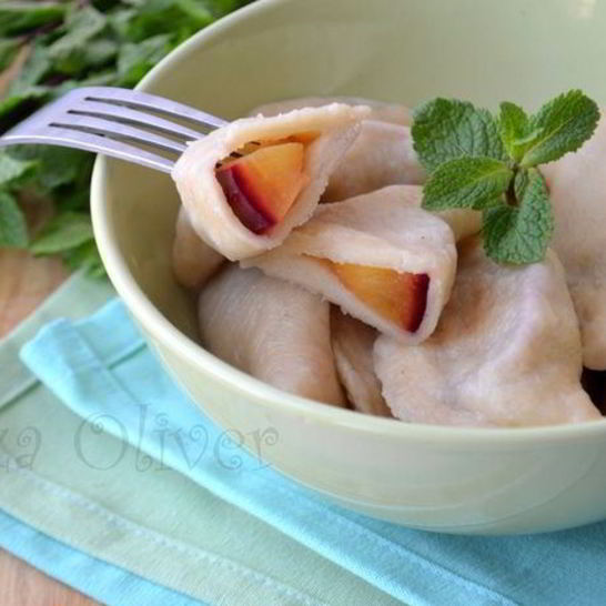 Рецепт вареников из цельнозерновой муки с половинками слив