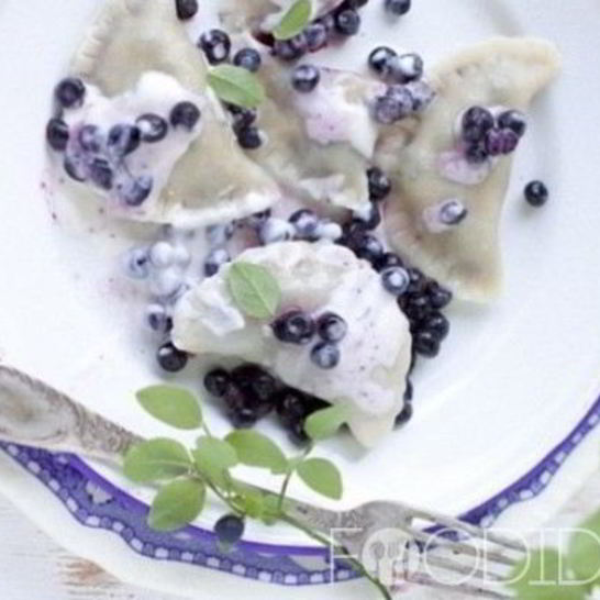 Рецепт вареников с черникой на кефире