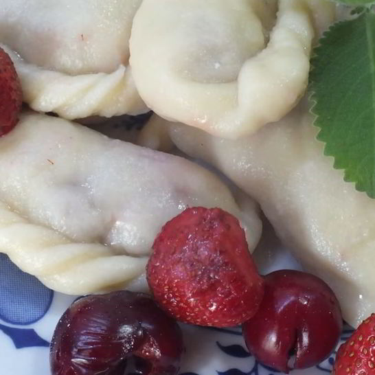 Рецепт вареников с вишней и клубникой