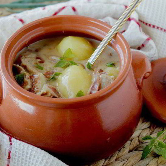 Рецепт мясного жаркого в соусе из сливок и белого вина