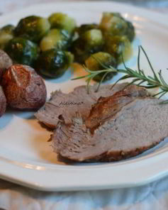 Жаркое из свинины с чесноком и розмарином