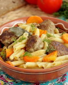 Жаркое с фрикадельками и макаронами
