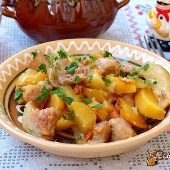 Рецепт жаркого с картошкой и свининой в горшочках