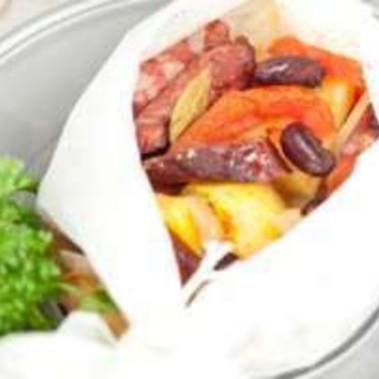 Рецепт жаркого с колбасками и овощами в лодочке saga