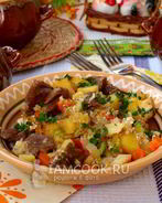 Жаркое с мясом в горшочках