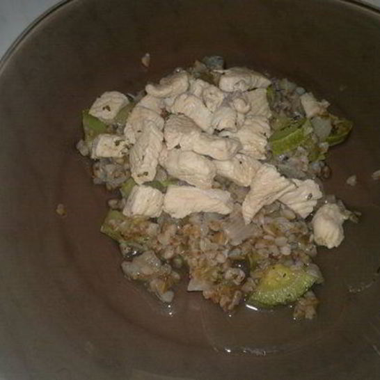 Рецепт гречки с кабачком, луком и грудкой индейки