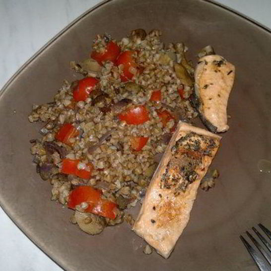 Рецепт гречки с овощами, грибами и форель в собственном соку