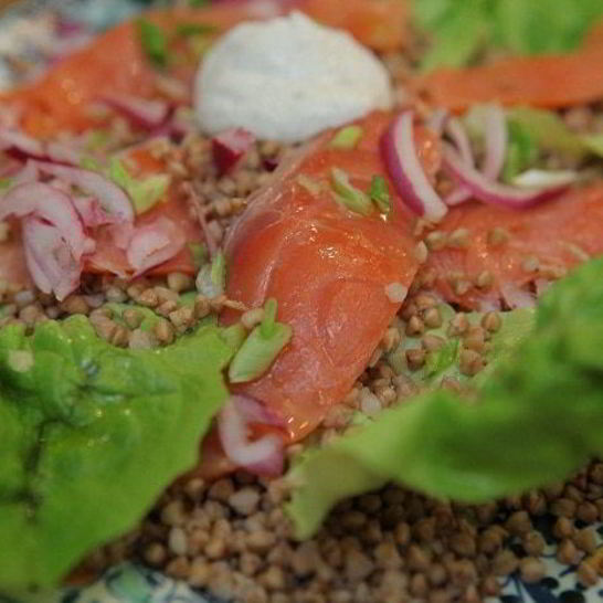 Рецепт гречки с семгой и маринованным луком